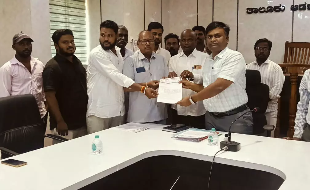 ಕಲಬುರಗಿ| ವಿವಾದಿತ ಎಸ್ಟಿ ಜಾತಿ ಪ್ರಮಾಣಪತ್ರಗಳ ವಿತರಣೆ ಕುರಿತು ತನಿಖೆ ನಡೆಸಲು ಮಹರ್ಷಿ ವಾಲ್ಮೀಕಿ ಸಮಾಜ ಒತ್ತಾಯ ಕಲಬುರಗಿ| ವಿವಾದಿತ ಎಸ್ಟಿ ಜಾತಿ ಪ್ರಮಾಣಪತ್ರಗಳ ವಿತರಣೆ ಕುರಿತು ತನಿಖೆ ನಡೆಸಲು ಮಹರ್ಷಿ ವಾಲ್ಮೀಕಿ ಸಮಾಜ ಒತ್ತಾಯ
