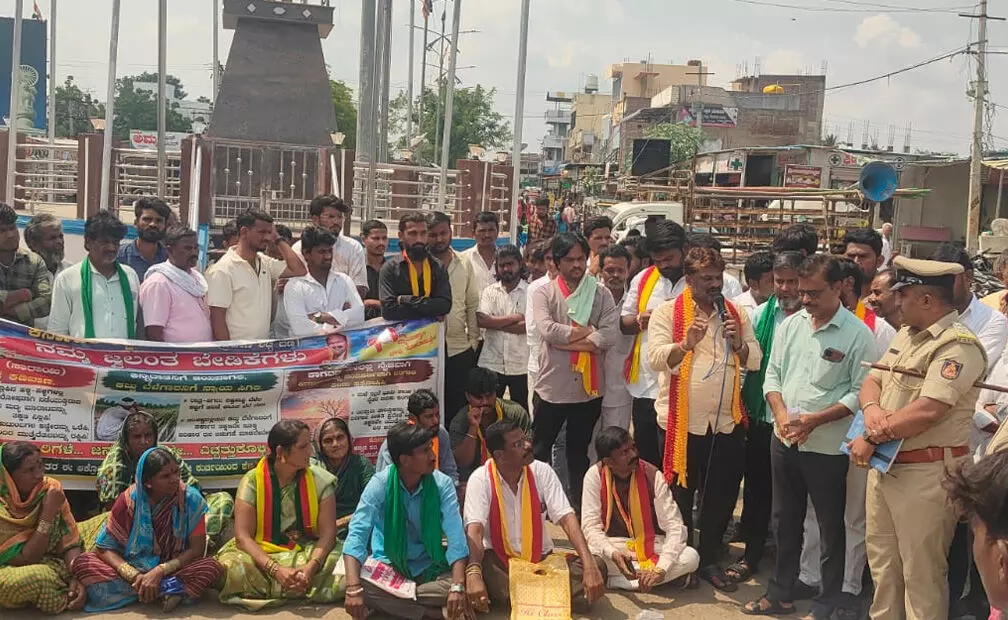 ಕಲಬುರಗಿ| ಅಕ್ರಮ ಸಾರಾಯಿ ಮಾರಾಟಕ್ಕೆ ಕಡಿವಾಣ ಹಾಕುವಂತೆ ಕರ್ನಾಟಕ ರಕ್ಷಣಾ ವೇದಿಕೆಯಿಂದ ಪ್ರತಿಭಟನೆ ಕಲಬುರಗಿ| ಅಕ್ರಮ ಸಾರಾಯಿ ಮಾರಾಟಕ್ಕೆ ಕಡಿವಾಣ ಹಾಕುವಂತೆ ಕರ್ನಾಟಕ ರಕ್ಷಣಾ ವೇದಿಕೆಯಿಂದ ಪ್ರತಿಭಟನೆ
