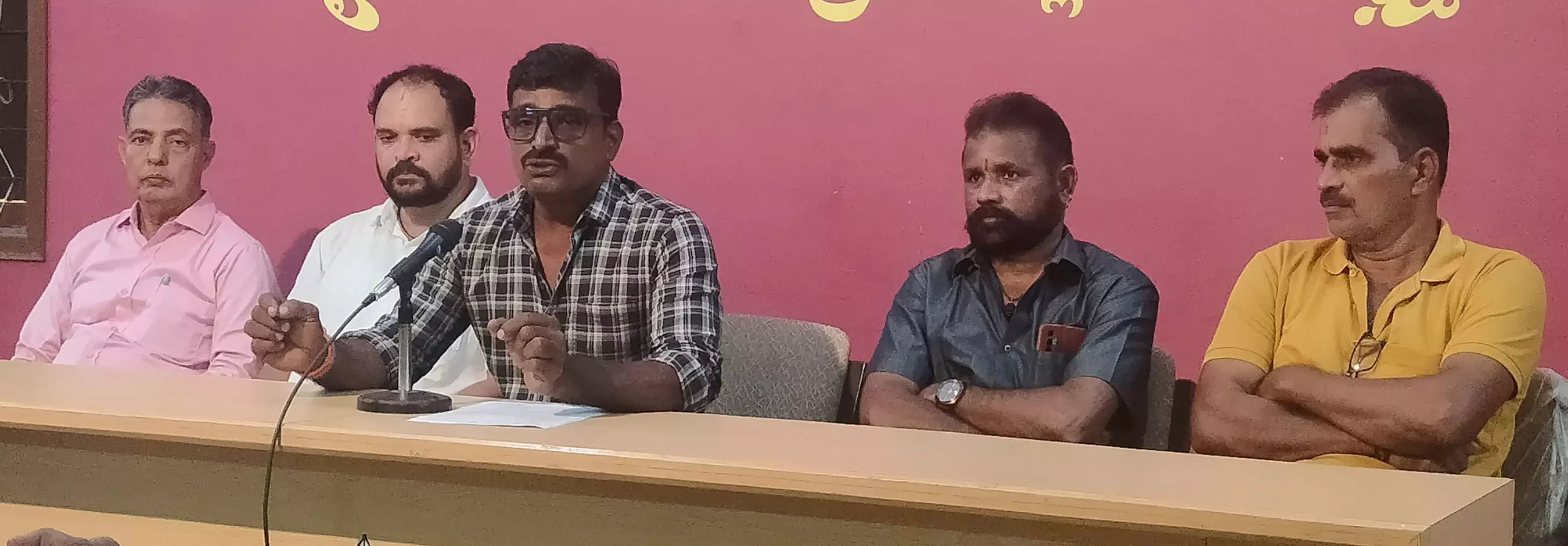 ಉಡುಪಿ ಜಿಲ್ಲೆಯ ಎಂ-ಸ್ಯಾಂಡ್ ಕೇರಳಕ್ಕೆ ಅಕ್ರಮ ಸಾಗಣೆ; ಲಾರಿ-ಟೆಂಪೋ ಮಾಲಕರ ಸಂಘ ಆರೋಪ ಉಡುಪಿ ಜಿಲ್ಲೆಯ ಎಂ-ಸ್ಯಾಂಡ್ ಕೇರಳಕ್ಕೆ ಅಕ್ರಮ ಸಾಗಣೆ; ಲಾರಿ-ಟೆಂಪೋ ಮಾಲಕರ ಸಂಘ ಆರೋಪ