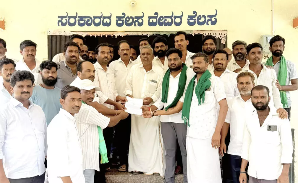 ಯಾದಗಿರಿ| ಕೃಷಿ ಸಾಲದ ಹೊರೆ ನಡುವೆ ಬೆಳೆ ನಷ್ಟದ ಭೀತಿ: ನ.25ರವರೆಗೆ ನೀರು ಹರಿಸುವಂತೆ ರೈತ ಮುಖಂಡರ ಒತ್ತಾಯ ಯಾದಗಿರಿ| ಕೃಷಿ ಸಾಲದ ಹೊರೆ ನಡುವೆ ಬೆಳೆ ನಷ್ಟದ ಭೀತಿ: ನ.25ರವರೆಗೆ ನೀರು ಹರಿಸುವಂತೆ ರೈತ ಮುಖಂಡರ ಒತ್ತಾಯ