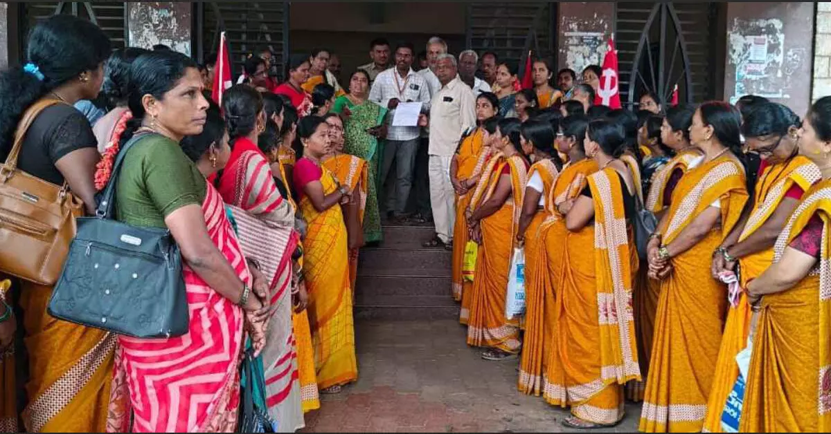 ಮೂರು ತಿಂಗಳ ಬಾಕಿ ವೇತನ ಪಾವತಿಗೆ ಆಗ್ರಹಿಸಿ ಅಂಗನವಾಡಿ ನೌಕರರ ಧರಣಿ ಮೂರು ತಿಂಗಳ ಬಾಕಿ ವೇತನ ಪಾವತಿಗೆ ಆಗ್ರಹಿಸಿ ಅಂಗನವಾಡಿ ನೌಕರರ ಧರಣಿ