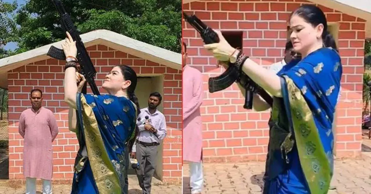 Chattisgarh | ದಸರಾ ಆಯುಧ ಪೂಜೆಯಲ್ಲಿ ಎಕೆ-47ನಿಂದ ಗುಂಡು ಹಾರಿಸಿದ ಐಪಿಎಸ್ ಅಧಿಕಾರಿ! Chattisgarh | ದಸರಾ ಆಯುಧ ಪೂಜೆಯಲ್ಲಿ ಎಕೆ-47ನಿಂದ ಗುಂಡು ಹಾರಿಸಿದ ಐಪಿಎಸ್ ಅಧಿಕಾರಿ!