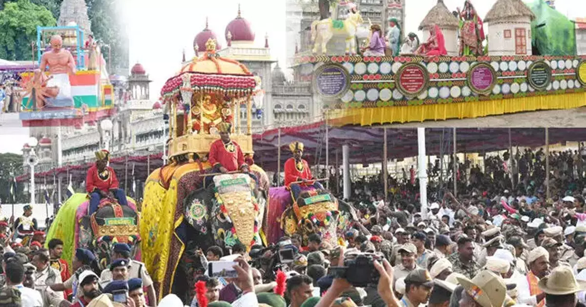 ಮೈಸೂರು ದಸರಾ ʼಜಂಬೂ ಸವಾರಿʼಗೆ ಕ್ಷಣ ಗಣನೆ: ರಸ್ತೆಯ ಇಕ್ಕೆಲೆಗಳಲ್ಲಿ ಕಾತುರದಿಂದ ಕಾಯುತ್ತಿರುವ ಜನತೆ ಮೈಸೂರು ದಸರಾ ʼಜಂಬೂ ಸವಾರಿʼಗೆ ಕ್ಷಣ ಗಣನೆ: ರಸ್ತೆಯ ಇಕ್ಕೆಲೆಗಳಲ್ಲಿ ಕಾತುರದಿಂದ ಕಾಯುತ್ತಿರುವ ಜನತೆ