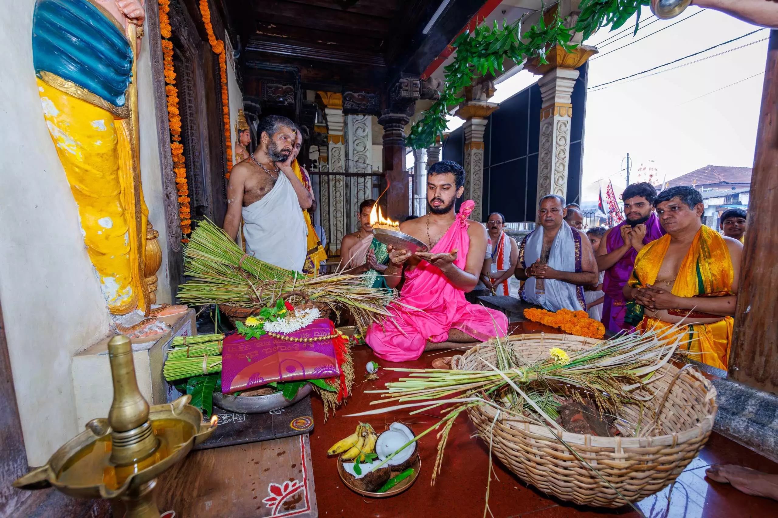 ಉಡುಪಿ ಶ್ರೀಕೃಷ್ಣ ಮಠದಲ್ಲಿ ಸಾಂಪ್ರದಾಯಿಕ ತೆನೆಪೂಜೆ ಉಡುಪಿ ಶ್ರೀಕೃಷ್ಣ ಮಠದಲ್ಲಿ ಸಾಂಪ್ರದಾಯಿಕ ತೆನೆಪೂಜೆ