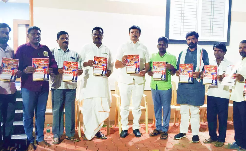ಯಾದಗಿರಿ| ದಲಿತರ ಐಕ್ಯತೆಗೆ ಸ್ವಾಭಿಮಾನದ ಸಂಕಲ್ಪ: ಐಕ್ಯತಾ ಸಮಾವೇಶದ ಕರಪತ್ರ ಬಿಡುಗಡೆ ಯಾದಗಿರಿ| ದಲಿತರ ಐಕ್ಯತೆಗೆ ಸ್ವಾಭಿಮಾನದ ಸಂಕಲ್ಪ: ಐಕ್ಯತಾ ಸಮಾವೇಶದ ಕರಪತ್ರ ಬಿಡುಗಡೆ