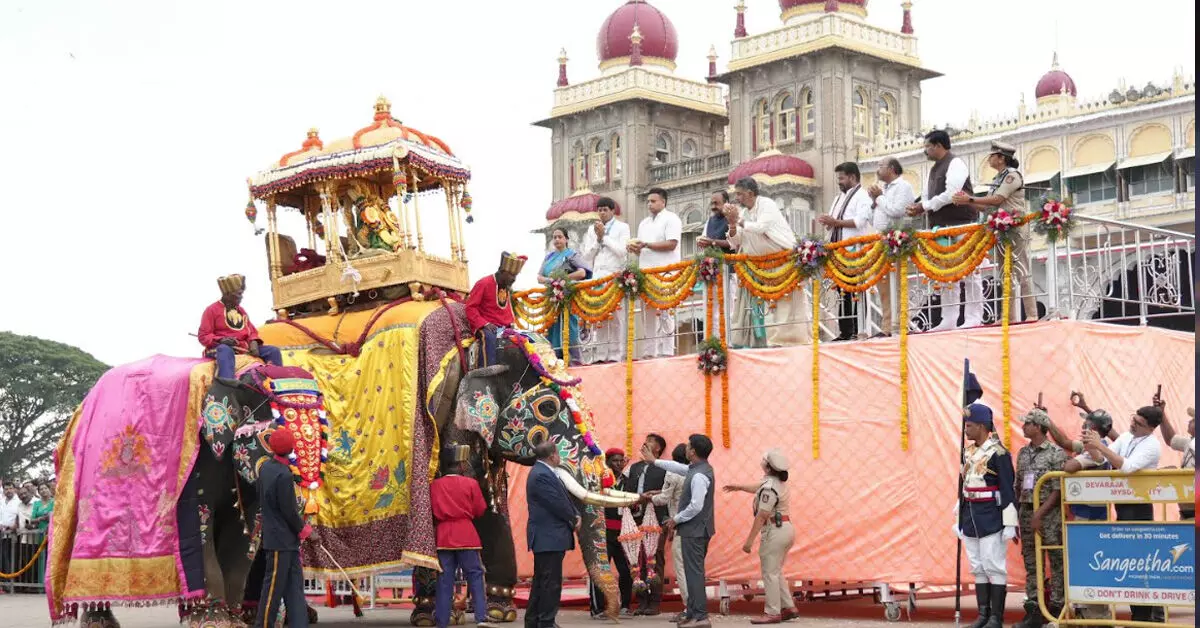 ಮೈಸೂರು ದಸರಾ | ಜಂಬೂಸವಾರಿಗೆ ಅದ್ದೂರಿ ಚಾಲನೆ ನೀಡಿದ ಮುಖ್ಯಮಂತ್ರಿ ಡಿ.ಕೆ.ಶಿವಕುಮಾರ್ ಮೈಸೂರು ದಸರಾ | ಜಂಬೂಸವಾರಿಗೆ ಅದ್ದೂರಿ ಚಾಲನೆ ನೀಡಿದ ಮುಖ್ಯಮಂತ್ರಿ ಡಿ.ಕೆ.ಶಿವಕುಮಾರ್