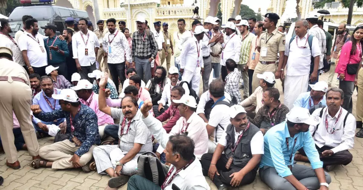 Mysuru | ದಸರಾ ಜಂಬೂ ಸವಾರಿ ವರದಿಗೆ ತೆರಳಿದ ಪತ್ರಕರ್ತರಿಗೆ ಪೊಲೀಸರಿಂದ ಅಡ್ಡಿ, ಹಲ್ಲೆಗೆ ಯತ್ನ ಆರೋಪ : ಪತ್ರಕರ್ತರಿಂದ ಪ್ರತಿಭಟನೆ Mysuru | ದಸರಾ ಜಂಬೂ ಸವಾರಿ ವರದಿಗೆ ತೆರಳಿದ ಪತ್ರಕರ್ತರಿಗೆ ಪೊಲೀಸರಿಂದ ಅಡ್ಡಿ, ಹಲ್ಲೆಗೆ ಯತ್ನ ಆರೋಪ : ಪತ್ರಕರ್ತರಿಂದ ಪ್ರತಿಭಟನೆ