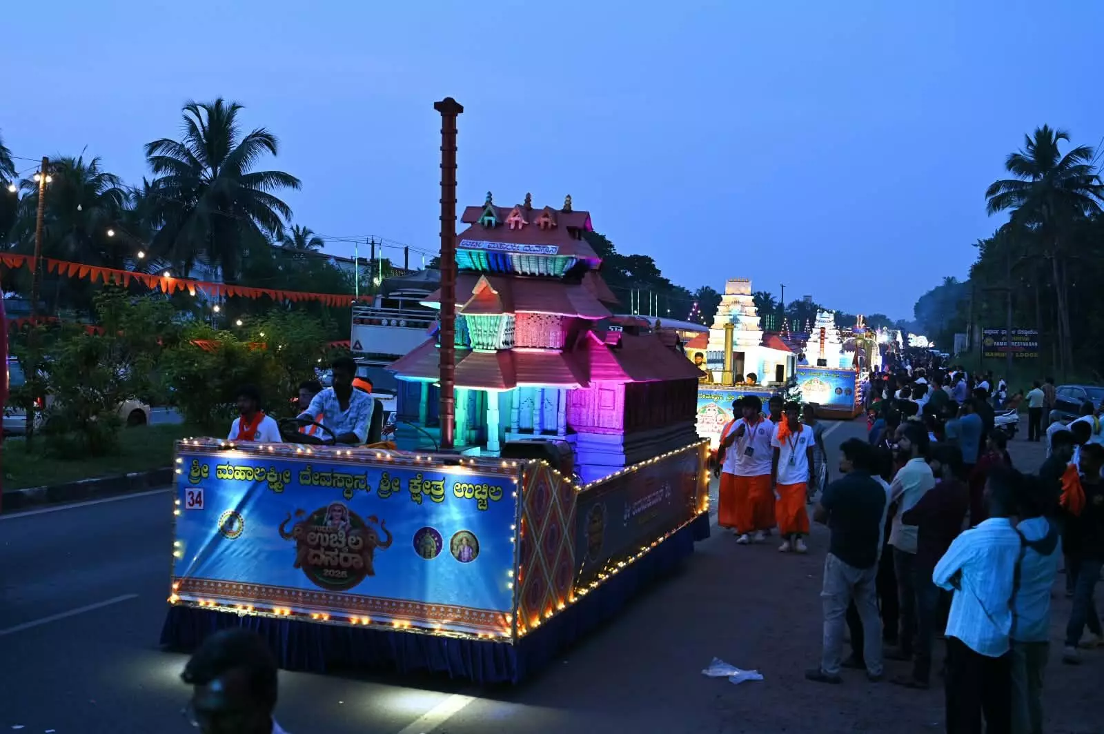 ಉಡುಪಿ- ಉಚ್ಚಿಲ ದಸರಾ: ವೈಭವದ ಶೋಭಯಾತ್ರೆಗೆ ಸಾಕ್ಷಿಯಾದ ಭಕ್ತಸಾಗರ ಉಡುಪಿ- ಉಚ್ಚಿಲ ದಸರಾ: ವೈಭವದ ಶೋಭಯಾತ್ರೆಗೆ ಸಾಕ್ಷಿಯಾದ ಭಕ್ತಸಾಗರ