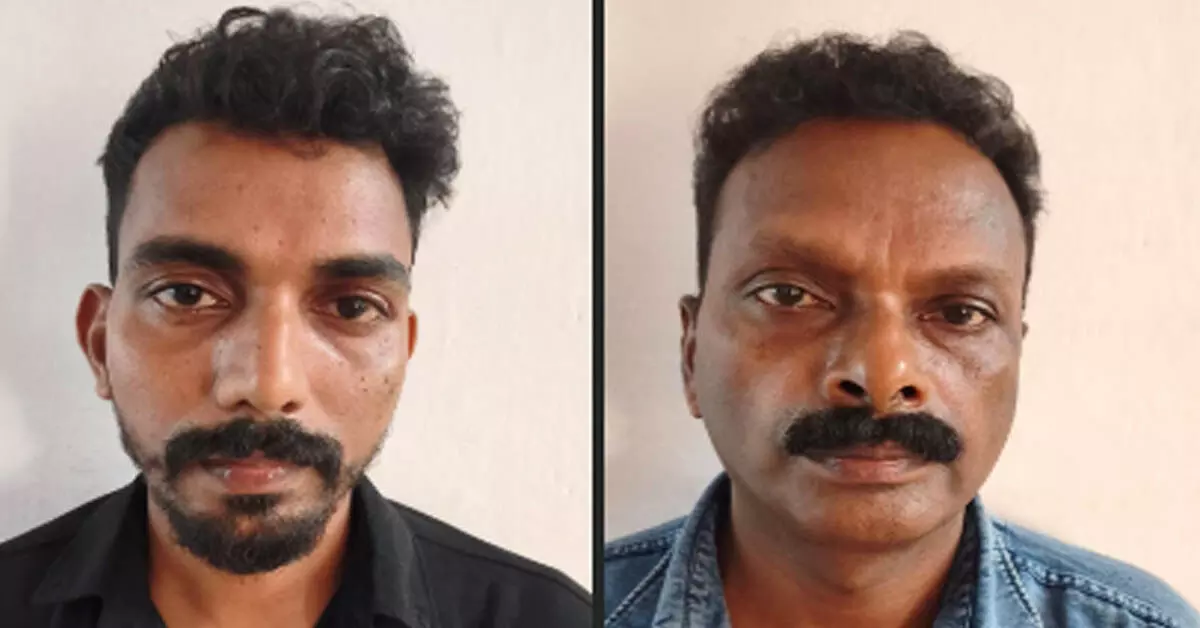 ಕಾಸರಗೋಡು: ರೈಲಿನಲ್ಲಿ ಯುವತಿಗೆ ಕಿರುಕುಳ ಆರೋಪ; ಇಬ್ಬರ ಬಂಧನ ಕಾಸರಗೋಡು: ರೈಲಿನಲ್ಲಿ ಯುವತಿಗೆ ಕಿರುಕುಳ ಆರೋಪ; ಇಬ್ಬರ ಬಂಧನ