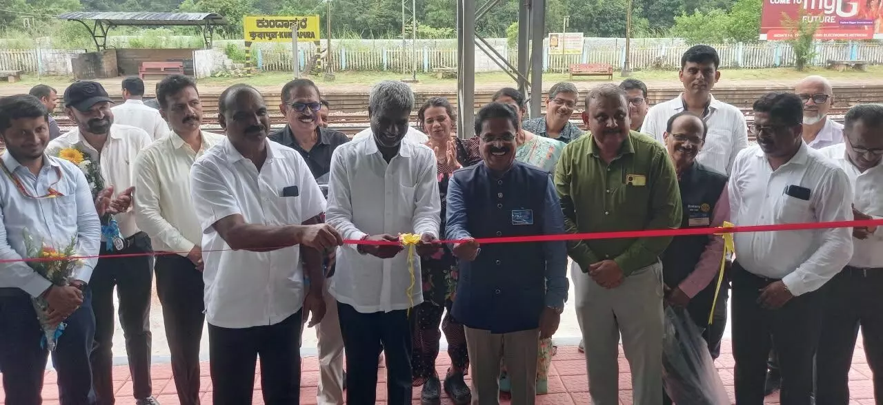 ಕುಂದಾಪುರ ರೈಲು ನಿಲ್ದಾಣದಲ್ಲಿ ಪ್ರಯಾಣಿಕ ತಂಗುದಾಣ ಉದ್ಘಾಟನೆ ಕುಂದಾಪುರ ರೈಲು ನಿಲ್ದಾಣದಲ್ಲಿ ಪ್ರಯಾಣಿಕ ತಂಗುದಾಣ ಉದ್ಘಾಟನೆ
