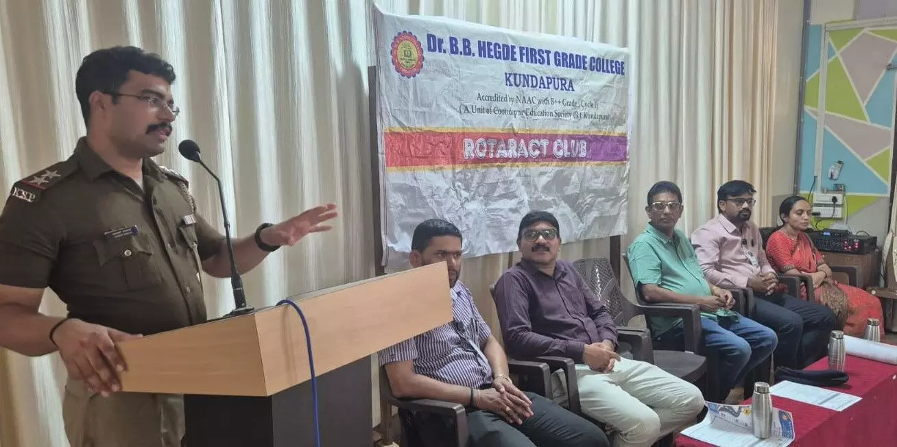 ಸಂಚಾರಿ ನಿಯಮ ಪಾಲನೆ ಕಡ್ಡಾಯ: ಟ್ರಾಫಿಕ್ ಎಸ್ಸೈ ಅನೂಪ್ ಸಂಚಾರಿ ನಿಯಮ ಪಾಲನೆ ಕಡ್ಡಾಯ: ಟ್ರಾಫಿಕ್ ಎಸ್ಸೈ ಅನೂಪ್
