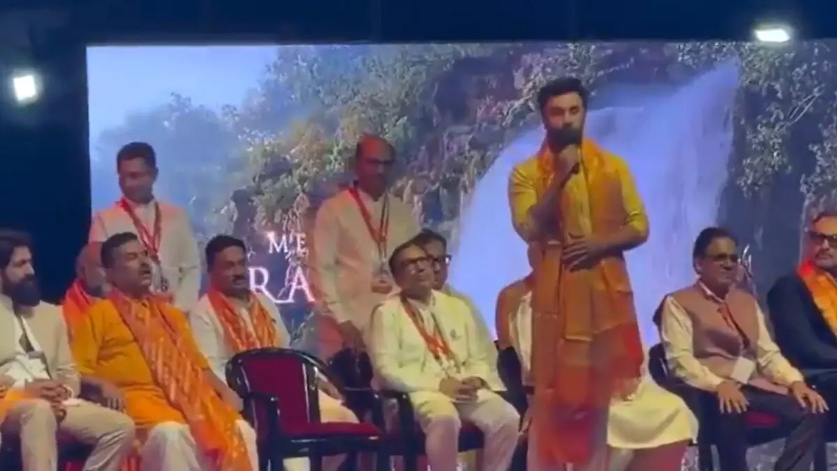 ನಾಲಿಗೆ ಜಾರಿತು; ದಸರಾ ಕಾರ್ಯಕ್ರಮದ ಎಡವಟ್ಟಿಗೆ ರಣಬೀರ್ ಕಪೂರ್ ಕ್ಷಮೆಯಾಚನೆ ನಾಲಿಗೆ ಜಾರಿತು; ದಸರಾ ಕಾರ್ಯಕ್ರಮದ ಎಡವಟ್ಟಿಗೆ ರಣಬೀರ್ ಕಪೂರ್ ಕ್ಷಮೆಯಾಚನೆ