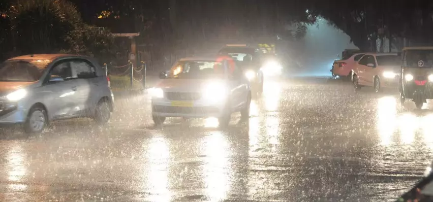 ಬೆಂಗಳೂರಿನಲ್ಲಿ ದಿಢೀರ್ ಮಳೆ, ನಾಲ್ಕು ದಿನ ಯೆಲ್ಲೋ ಅಲರ್ಟ್ ಬೆಂಗಳೂರಿನಲ್ಲಿ ದಿಢೀರ್ ಮಳೆ, ನಾಲ್ಕು ದಿನ ಯೆಲ್ಲೋ ಅಲರ್ಟ್