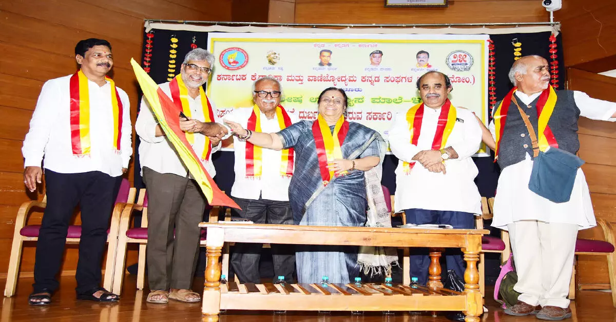 ಕನ್ನಡ ಶಾಲೆ ಮುಚ್ಚುವುದೆಂದರೆ ಕನ್ನಡಿಗರನ್ನು ಕೊಲ್ಲುವುದು: ಪ್ರೊ.ನಿರಂಜನಾರಾಧ್ಯ ಕನ್ನಡ ಶಾಲೆ ಮುಚ್ಚುವುದೆಂದರೆ ಕನ್ನಡಿಗರನ್ನು ಕೊಲ್ಲುವುದು: ಪ್ರೊ.ನಿರಂಜನಾರಾಧ್ಯ