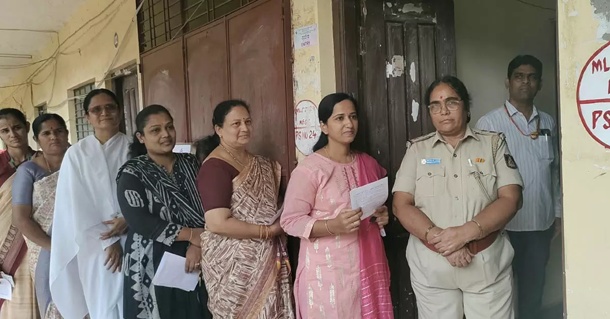 ಕಲಬುರಗಿ| ಈಶಾನ್ಯ ಶಿಕ್ಷಕರ ಮತಕ್ಷೇತ್ರ ಚುನಾವಣೆ: ಶಿಕ್ಷಕರಿಂದ ಉತ್ಸಾಹಭರಿತ ಮತದಾನ ಕಲಬುರಗಿ| ಈಶಾನ್ಯ ಶಿಕ್ಷಕರ ಮತಕ್ಷೇತ್ರ ಚುನಾವಣೆ: ಶಿಕ್ಷಕರಿಂದ ಉತ್ಸಾಹಭರಿತ ಮತದಾನ