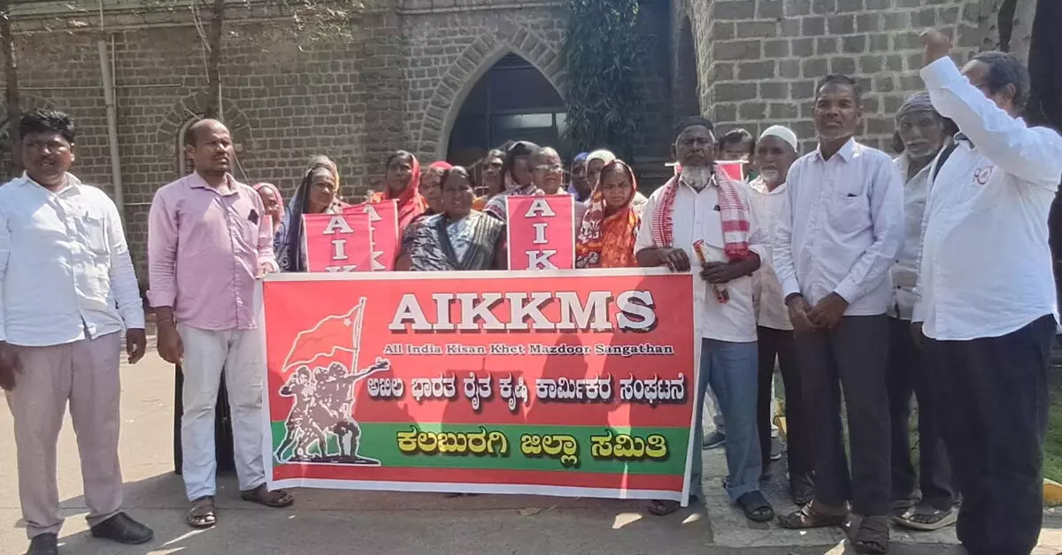Kalaburagi | ಐದು ತಿಂಗಳ ಉದ್ಯೋಗ ಖಾತ್ರಿ ವೇತನ ಬಿಡುಗಡೆಗೆ ಆಗ್ರಹಿಸಿ ಪ್ರತಿಭಟನೆ Kalaburagi | ಐದು ತಿಂಗಳ ಉದ್ಯೋಗ ಖಾತ್ರಿ ವೇತನ ಬಿಡುಗಡೆಗೆ ಆಗ್ರಹಿಸಿ ಪ್ರತಿಭಟನೆ