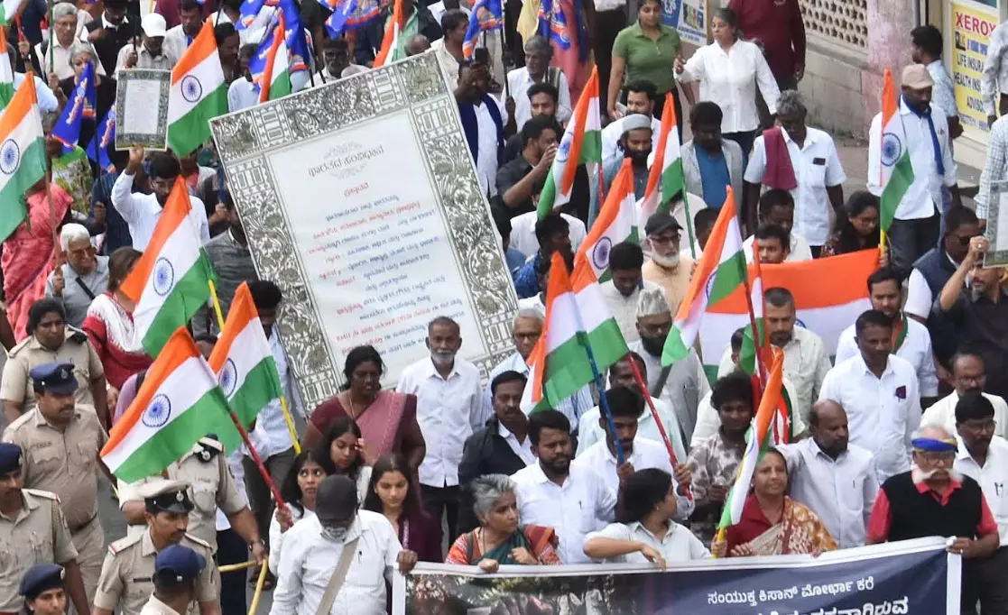‘ಎಸ್ಐಆರ್ ರದ್ಧತಿ’ಗೆ ಆಗ್ರಹಿಸಿ ಬೆಂಗಳೂರಿನಲ್ಲಿ ಬೃಹತ್ ಮೆರವಣಿಗೆ ‘ಎಸ್ಐಆರ್ ರದ್ಧತಿ’ಗೆ ಆಗ್ರಹಿಸಿ ಬೆಂಗಳೂರಿನಲ್ಲಿ ಬೃಹತ್ ಮೆರವಣಿಗೆ