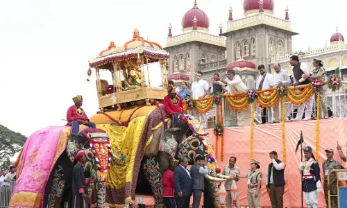 PHOTOS |  ವಿಶ್ವವಿಖ್ಯಾತ ಮೈಸೂರು ದಸರಾದ ಜಂಬೂಸವಾರಿಗೆ ಅದ್ದೂರಿ ಚಾಲನೆ