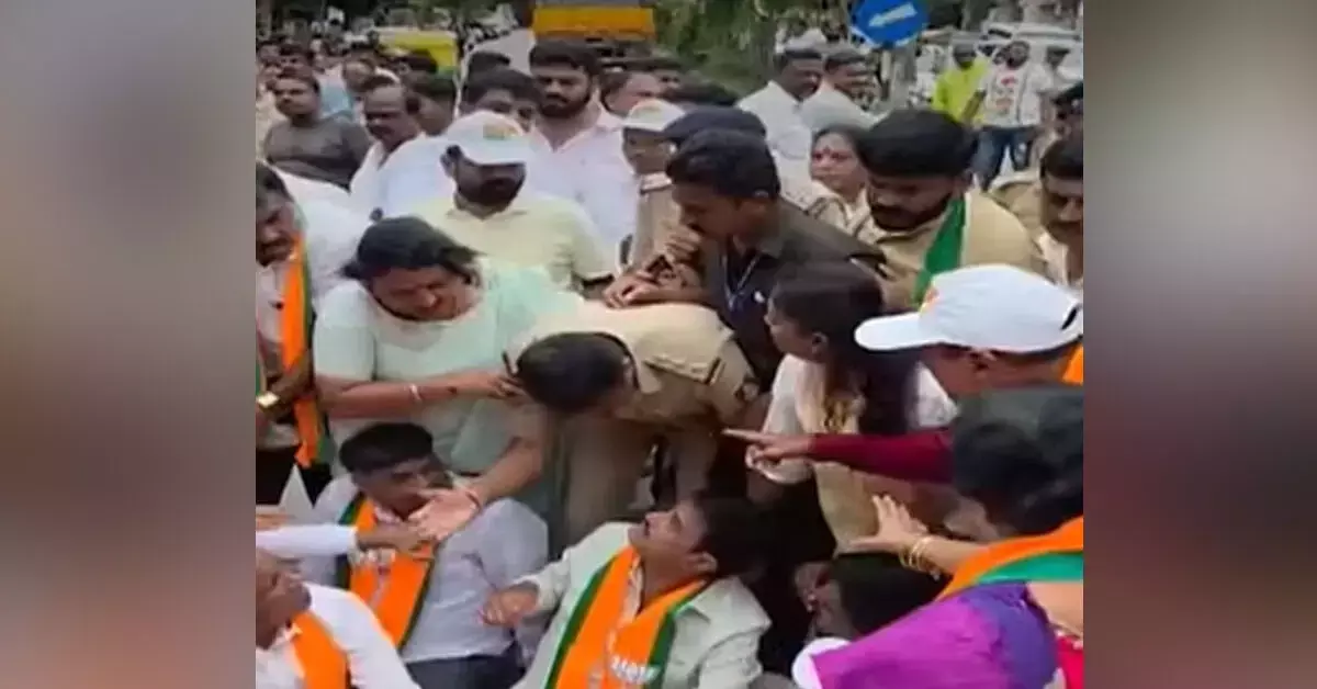 ಶಾಸಕ ಮುನಿರತ್ನ ಜೊತೆ ಗಲಾಟೆ ಪ್ರಕರಣ: ಐವರ ವಿರುದ್ಧ ಎಫ್ಐಆರ್ ಶಾಸಕ ಮುನಿರತ್ನ ಜೊತೆ ಗಲಾಟೆ ಪ್ರಕರಣ: ಐವರ ವಿರುದ್ಧ ಎಫ್ಐಆರ್