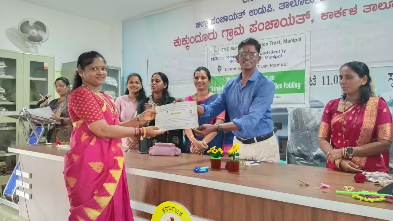 ಮಹಿಳೆಯರಿಗೆ ಸೀರೆ ಕುಚ್ಚು, ಡ್ರೇಪಿಂಗ್ ತರಬೇತಿ ಸಮಾರೋಪ ಮಹಿಳೆಯರಿಗೆ ಸೀರೆ ಕುಚ್ಚು, ಡ್ರೇಪಿಂಗ್ ತರಬೇತಿ ಸಮಾರೋಪ