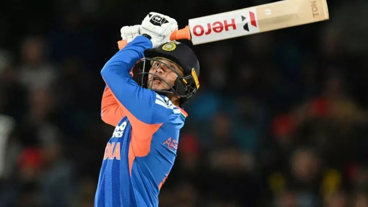 T20 ಕ್ರಿಕೆಟ್ ನಲ್ಲಿ ಪವರ್ ಪ್ಲೇನಲ್ಲಿ 100 ಸಿಕ್ಸರ್ ಗಳನ್ನು ಸಿಡಿಸಿದ ಮೊದಲ ಬ್ಯಾಟರ್ ಅಭಿಷೇಕ್ ಶರ್ಮಾ; ಐತಿಹಾಸಿಕ ಸಾಧನೆ T20 ಕ್ರಿಕೆಟ್ ನಲ್ಲಿ ಪವರ್ ಪ್ಲೇನಲ್ಲಿ 100 ಸಿಕ್ಸರ್ ಗಳನ್ನು ಸಿಡಿಸಿದ ಮೊದಲ ಬ್ಯಾಟರ್ ಅಭಿಷೇಕ್ ಶರ್ಮಾ; ಐತಿಹಾಸಿಕ ಸಾಧನೆ