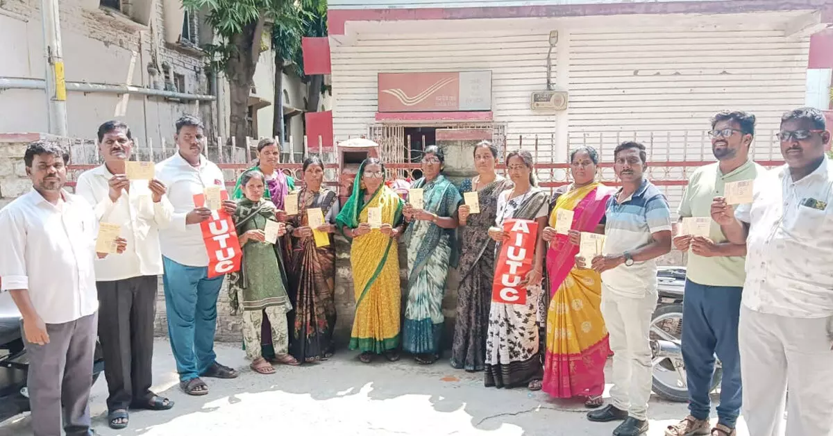 ವಾಡಿ | ಹೊರಗುತ್ತಿಗೆ ಕಾರ್ಮಿಕರಿಗೆ ಪರಿಷ್ಕೃತ ಕನಿಷ್ಠ ವೇತನ ಜಾರಿಗೊಳಿಸಲು ಆಗ್ರಹ ವಾಡಿ | ಹೊರಗುತ್ತಿಗೆ ಕಾರ್ಮಿಕರಿಗೆ ಪರಿಷ್ಕೃತ ಕನಿಷ್ಠ ವೇತನ ಜಾರಿಗೊಳಿಸಲು ಆಗ್ರಹ
