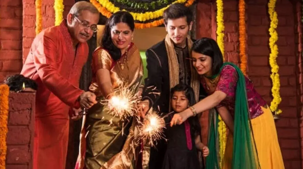 ಖರೀದಿಯ ಭರಾಟೆ, ಹೊರೆಯಾಗುತ್ತಿರುವ ಹಬ್ಬ; ಸಾಮಾಜಿಕ ಮಾಧ್ಯಮದ ಹುಚ್ಚಾಟಕ್ಕೆ ಮರೆಯಾಗುತ್ತಿದೆಯೇ ಖುಷಿ? ಖರೀದಿಯ ಭರಾಟೆ, ಹೊರೆಯಾಗುತ್ತಿರುವ ಹಬ್ಬ; ಸಾಮಾಜಿಕ ಮಾಧ್ಯಮದ ಹುಚ್ಚಾಟಕ್ಕೆ ಮರೆಯಾಗುತ್ತಿದೆಯೇ ಖುಷಿ?