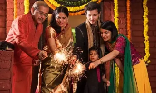 ಖರೀದಿಯ ಭರಾಟೆ, ಹೊರೆಯಾಗುತ್ತಿರುವ ಹಬ್ಬ; ಸಾಮಾಜಿಕ ಮಾಧ್ಯಮದ ಹುಚ್ಚಾಟಕ್ಕೆ ಮರೆಯಾಗುತ್ತಿದೆಯೇ ಖುಷಿ?