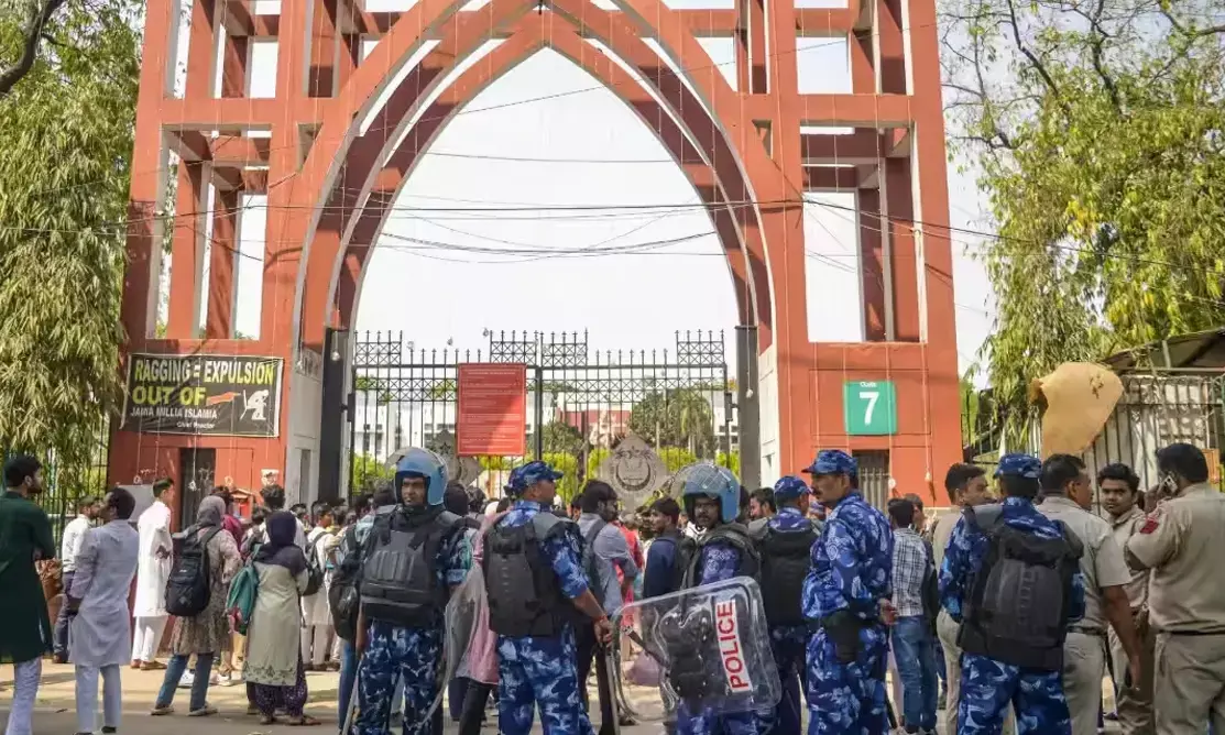 ಅರೆಸೇನಾ ಪಡೆ ಸಿಬ್ಬಂದಿಯೊಂದಿಗೆ ಘರ್ಷಣೆ; ಜಾಮಿಯಾ ವಿದ್ಯಾರ್ಥಿಗಳ ಪ್ರತಿಭಟನೆ ಮುಂದುವರಿಕೆ