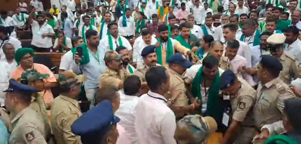 Belagavi | ಸುವರ್ಣ ವಿಧಾನಸೌಧದಲ್ಲಿ ರೈತ ಮುಖಂಡರ ಬಣಗಳ ನಡುವೆ ಹೊಡೆದಾಟ Belagavi | ಸುವರ್ಣ ವಿಧಾನಸೌಧದಲ್ಲಿ ರೈತ ಮುಖಂಡರ ಬಣಗಳ ನಡುವೆ ಹೊಡೆದಾಟ