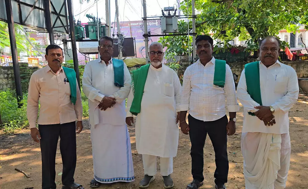 ವಿಜಯನಗರ| ಕಬ್ಬು ಬೆಲೆ ನಿಗದಿ ಕುರಿತ ಸಿಎಂ ಜೊತೆಗಿನ ಮಾತುಕತೆಗೆ ಹಿರಿಯ ರೈತ ಮುಖಂಡರಿಗೆ ನಿರ್ಬಂಧ: ಆರೋಪ ವಿಜಯನಗರ| ಕಬ್ಬು ಬೆಲೆ ನಿಗದಿ ಕುರಿತ ಸಿಎಂ ಜೊತೆಗಿನ ಮಾತುಕತೆಗೆ ಹಿರಿಯ ರೈತ ಮುಖಂಡರಿಗೆ ನಿರ್ಬಂಧ: ಆರೋಪ
