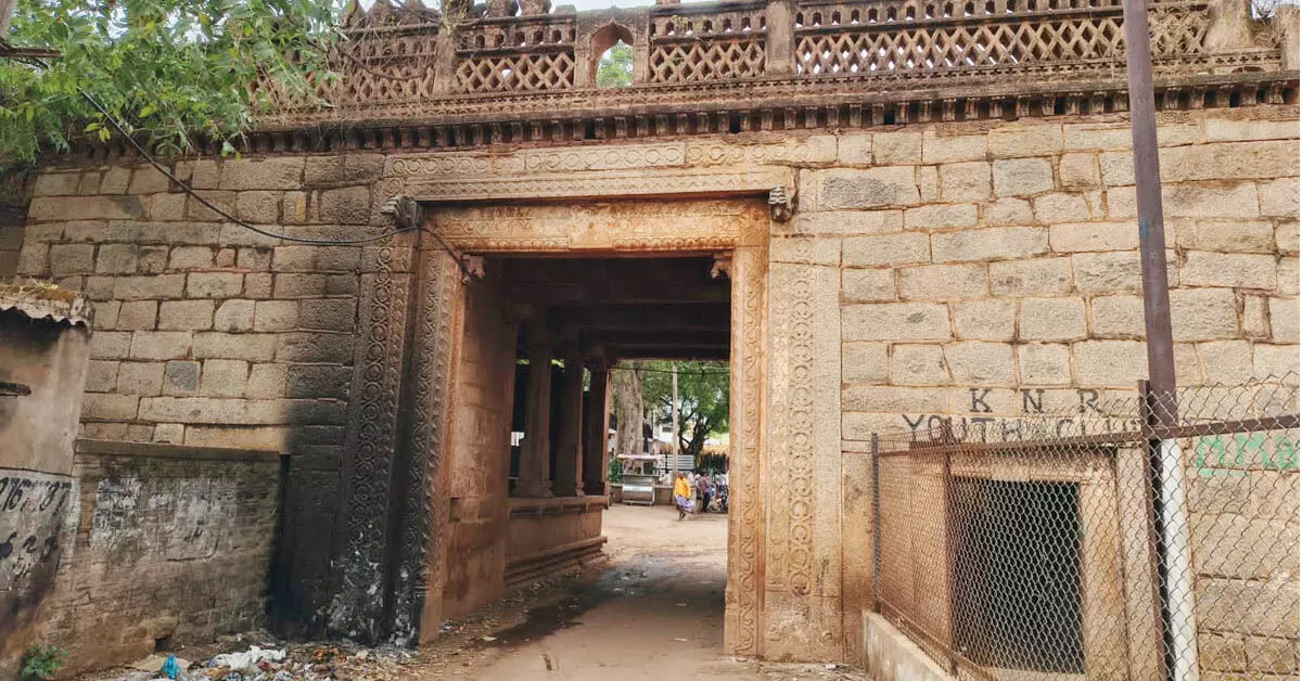 ಐತಿಹಾಸಿಕ ಕೋಟೆ ದ್ವಾರಕ್ಕೆ ಕಸದ ಬೆಂಕಿಯ ಮಸಿ! ಐತಿಹಾಸಿಕ ಕೋಟೆ ದ್ವಾರಕ್ಕೆ ಕಸದ ಬೆಂಕಿಯ ಮಸಿ!