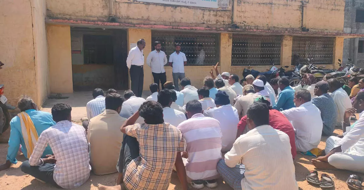 10 ತಿಂಗಳ ಬಾಕಿ ವೇತನ ಪಾವತಿಗೆ ಆಗ್ರಹಿಸಿ ತುಂಗಭದ್ರಾ ನೀರಾವರಿ ಕಾರ್ಮಿಕರ ಧರಣಿ 10 ತಿಂಗಳ ಬಾಕಿ ವೇತನ ಪಾವತಿಗೆ ಆಗ್ರಹಿಸಿ ತುಂಗಭದ್ರಾ ನೀರಾವರಿ ಕಾರ್ಮಿಕರ ಧರಣಿ