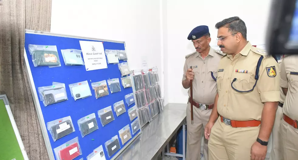 1.07 ಕೋಟಿ ರೂ. ಮೌಲ್ಯದ 537 ಕಳುವಾದ ಮೊಬೈಲ್ ಪತ್ತೆ: ವಾರಸುದಾರರಿಗೆ ಮರಳಿಸಿದ ವಿಜಯಪುರ ಪೊಲೀಸರು 1.07 ಕೋಟಿ ರೂ. ಮೌಲ್ಯದ 537 ಕಳುವಾದ ಮೊಬೈಲ್ ಪತ್ತೆ: ವಾರಸುದಾರರಿಗೆ ಮರಳಿಸಿದ ವಿಜಯಪುರ ಪೊಲೀಸರು