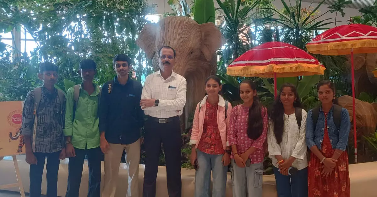 Bidar | SSLC ಪರೀಕ್ಷೆಯಲ್ಲಿ ಹೆಚ್ಚು ಅಂಕಗಳಿಸಿದ 8 ವಿದ್ಯಾರ್ಥಿಗಳಿಗೆ ಸ್ವಂತ ಖರ್ಚಿನಲ್ಲಿ ವಿಮಾನಯಾನ ಮಾಡಿಸಿದ ಶಿಕ್ಷಕ ಮುಹಮ್ಮದ್ ರಫಿ Bidar | SSLC ಪರೀಕ್ಷೆಯಲ್ಲಿ ಹೆಚ್ಚು ಅಂಕಗಳಿಸಿದ 8 ವಿದ್ಯಾರ್ಥಿಗಳಿಗೆ ಸ್ವಂತ ಖರ್ಚಿನಲ್ಲಿ ವಿಮಾನಯಾನ ಮಾಡಿಸಿದ ಶಿಕ್ಷಕ ಮುಹಮ್ಮದ್ ರಫಿ