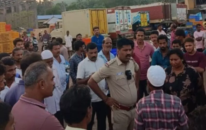 ಗೋಕರ್ಣ | ಬೋಟ್ನ ಮೀನು ಸಂಗ್ರಹದ ಕೋಣೆ ಸ್ವಚ್ಛಗೊಳಿಸುವಾಗ ದುರಂತ: ಉಸಿರುಗಟ್ಟಿ ಮೂವರು ಮೃತ್ಯು ಗೋಕರ್ಣ | ಬೋಟ್ನ ಮೀನು ಸಂಗ್ರಹದ ಕೋಣೆ ಸ್ವಚ್ಛಗೊಳಿಸುವಾಗ ದುರಂತ: ಉಸಿರುಗಟ್ಟಿ ಮೂವರು ಮೃತ್ಯು
