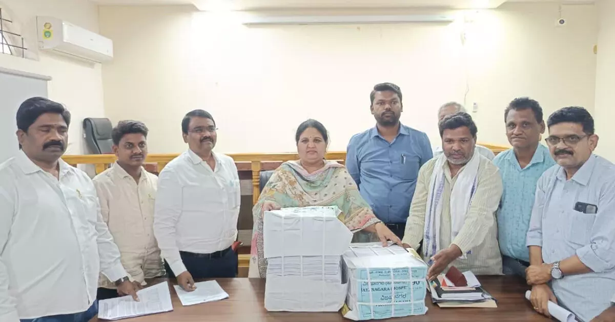 ಅಂತಿಮ ಮತದಾರರ ಪಟ್ಟಿ ಪ್ರಕಟ | ವಿಜಯನಗರ ಜಿಲ್ಲೆಯಲ್ಲಿ 10,08,367 ಮತದಾರರು : ಡಿಸಿ ಕವಿತಾ ಎಸ್. ಮನ್ನಿಕೇರಿ ಅಂತಿಮ ಮತದಾರರ ಪಟ್ಟಿ ಪ್ರಕಟ | ವಿಜಯನಗರ ಜಿಲ್ಲೆಯಲ್ಲಿ 10,08,367 ಮತದಾರರು : ಡಿಸಿ ಕವಿತಾ ಎಸ್. ಮನ್ನಿಕೇರಿ