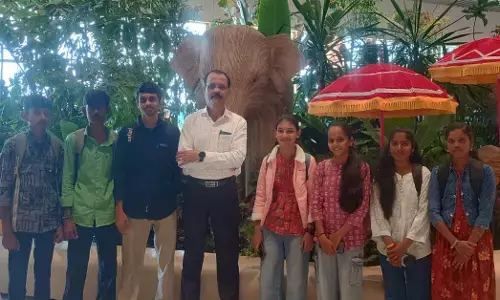 Bidar | SSLC ಪರೀಕ್ಷೆಯಲ್ಲಿ ಹೆಚ್ಚು ಅಂಕಗಳಿಸಿದ 8 ವಿದ್ಯಾರ್ಥಿಗಳಿಗೆ ಸ್ವಂತ ಖರ್ಚಿನಲ್ಲಿ ವಿಮಾನಯಾನ ಮಾಡಿಸಿದ ಶಿಕ್ಷಕ ಮುಹಮ್ಮದ್ ರಫಿ