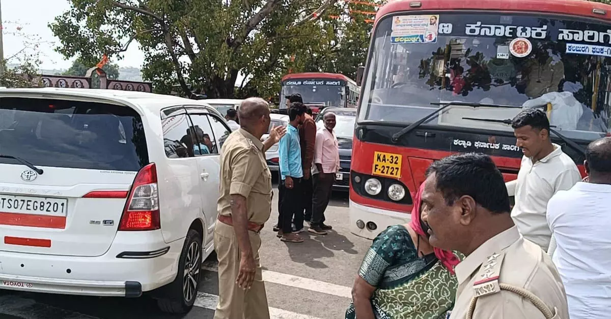 ಬಸ್ ನಿಲ್ಲಿಸುವಂತೆ ಆಗ್ರಹಿಸಿ ಬೀದರ್-ಕಲ್ಬುರ್ಗಿ ಮುಖ್ಯ ರಸ್ತೆ ತಡೆದು ಪ್ರತಿಭಟನೆ ಬಸ್ ನಿಲ್ಲಿಸುವಂತೆ ಆಗ್ರಹಿಸಿ ಬೀದರ್-ಕಲ್ಬುರ್ಗಿ ಮುಖ್ಯ ರಸ್ತೆ ತಡೆದು ಪ್ರತಿಭಟನೆ