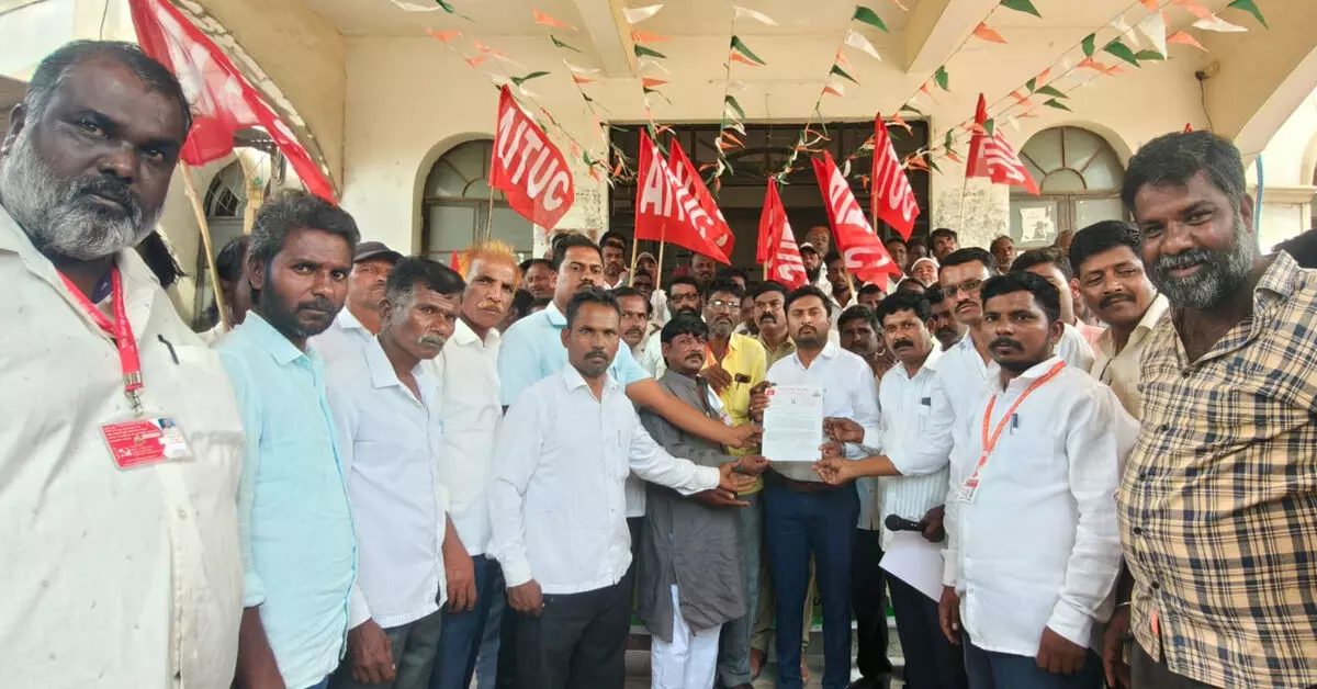 ಶಹಾಪುರ | ಮರಳು ಸಾಗಣೆ ನಿಯಮ ಸರಳೀಕರಣಕ್ಕೆ ಆಗ್ರಹಿಸಿ ಕಾರ್ಮಿಕರ ಧರಣಿ ಶಹಾಪುರ | ಮರಳು ಸಾಗಣೆ ನಿಯಮ ಸರಳೀಕರಣಕ್ಕೆ ಆಗ್ರಹಿಸಿ ಕಾರ್ಮಿಕರ ಧರಣಿ