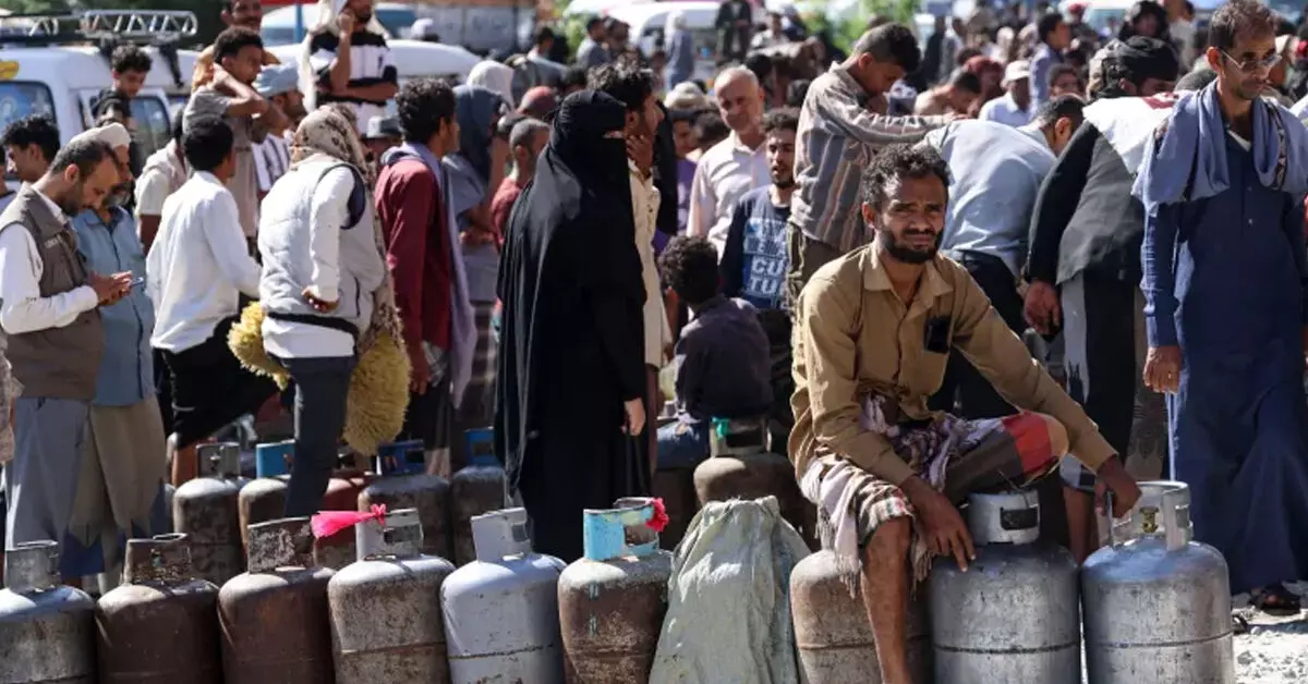 Yemen | ಮುತ್ತಿಗೆಯಲ್ಲಿ ತೈಝ್: ಅನ್ನಕ್ಕೂ ಪರದಾಟ, ಪೆಟ್ರೋಲ್ ಬೆಲೆ ನಾಲ್ಕು ಪಟ್ಟು Yemen | ಮುತ್ತಿಗೆಯಲ್ಲಿ ತೈಝ್: ಅನ್ನಕ್ಕೂ ಪರದಾಟ, ಪೆಟ್ರೋಲ್ ಬೆಲೆ ನಾಲ್ಕು ಪಟ್ಟು
