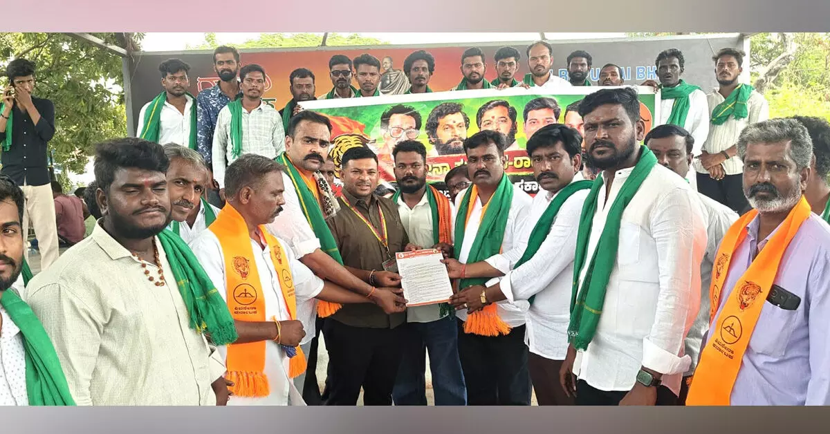 Raichur | ಕೃಷಿ ಸಾಲ ಸಂಪೂರ್ಣ ಮನ್ನಾಕ್ಕೆ ಆಗ್ರಹಿಸಿ ಶಿವಸೇನಾ ಕರ್ನಾಟಕದಿಂದ ಬೃಹತ್ ಪ್ರತಿಭಟನೆ Raichur | ಕೃಷಿ ಸಾಲ ಸಂಪೂರ್ಣ ಮನ್ನಾಕ್ಕೆ ಆಗ್ರಹಿಸಿ ಶಿವಸೇನಾ ಕರ್ನಾಟಕದಿಂದ ಬೃಹತ್ ಪ್ರತಿಭಟನೆ