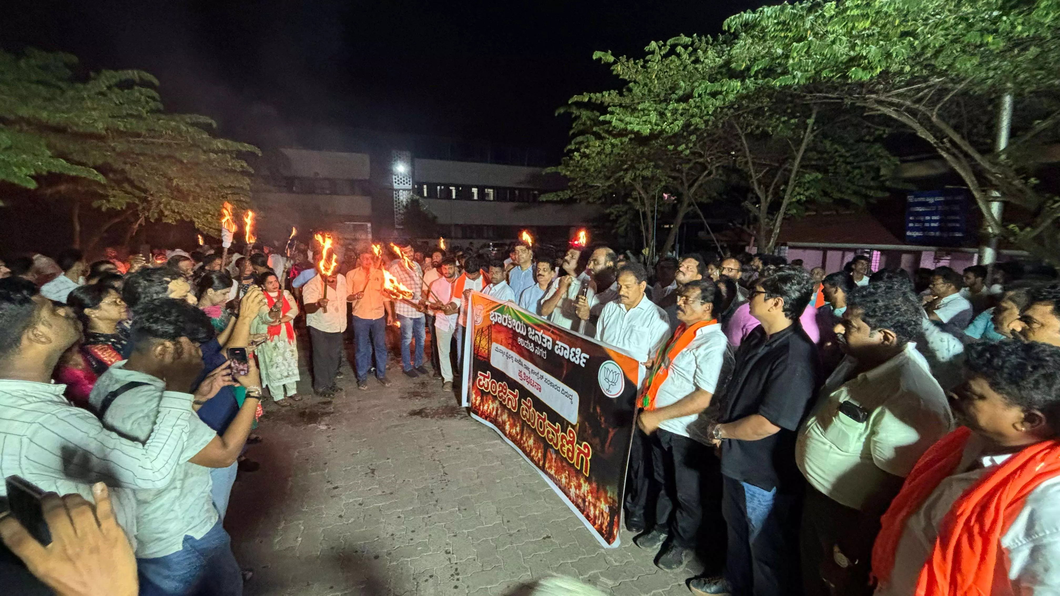 ಮೆಸ್ಕಾಂ ಇಲಾಖೆಯ ವೈಫಲ್ಯ ಖಂಡಿಸಿ ಪಂಜಿನ ಮೆರವಣಿಗೆ ಮೆಸ್ಕಾಂ ಇಲಾಖೆಯ ವೈಫಲ್ಯ ಖಂಡಿಸಿ ಪಂಜಿನ ಮೆರವಣಿಗೆ