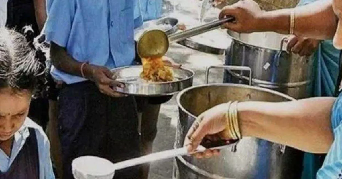 ಮೂರು ತಿಂಗಳ ವೇತನವಿಲ್ಲದೆ ಬಿಸಿಯೂಟ ಸಿಬ್ಬಂದಿ ಕಂಗಾಲು ಮೂರು ತಿಂಗಳ ವೇತನವಿಲ್ಲದೆ ಬಿಸಿಯೂಟ ಸಿಬ್ಬಂದಿ ಕಂಗಾಲು