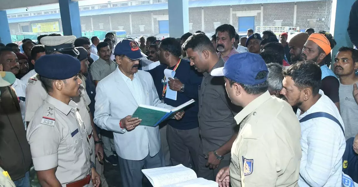 ಬೆಳಗಾವಿ ಎಪಿಎಂಸಿಗೆ ಉಪ ಲೋಕಾಯುಕ್ತರ ದಿಢೀರ್ ಭೇಟಿ, ಪರಿಶೀಲನೆ ಬೆಳಗಾವಿ ಎಪಿಎಂಸಿಗೆ ಉಪ ಲೋಕಾಯುಕ್ತರ ದಿಢೀರ್ ಭೇಟಿ, ಪರಿಶೀಲನೆ