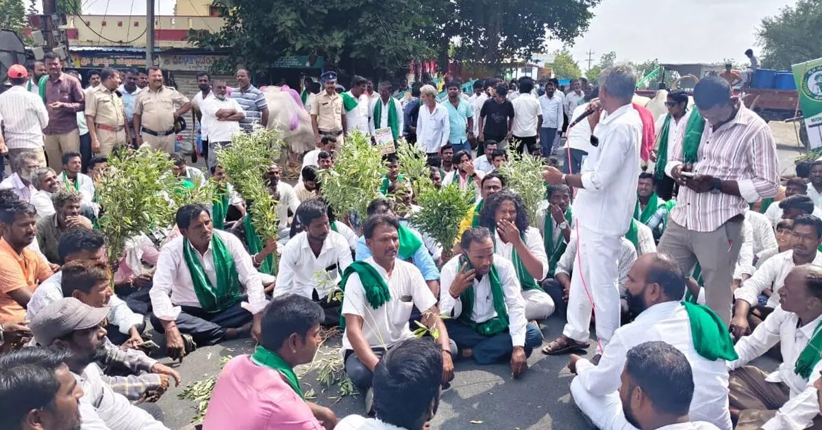 Kalaburagi | ವಿವಿಧ ಬೇಡಿಕೆಗಳ ಈಡೇರಿಕೆಗೆ ಆಗ್ರಹಿಸಿ ಎತ್ತಿನ ಬಂಡಿಯೊಂದಿಗೆ ರೈತರ ಪ್ರತಿಭಟನೆ Kalaburagi | ವಿವಿಧ ಬೇಡಿಕೆಗಳ ಈಡೇರಿಕೆಗೆ ಆಗ್ರಹಿಸಿ ಎತ್ತಿನ ಬಂಡಿಯೊಂದಿಗೆ ರೈತರ ಪ್ರತಿಭಟನೆ