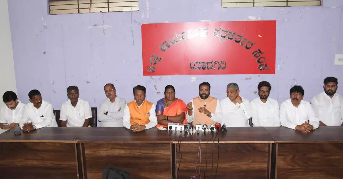 ಕಾಂಗ್ರೆಸ್ ಮತ್ತು ಮಿತ್ರಪಕ್ಷಗಳಿಂದ ಸಾರ್ವಜನಿಕರಲ್ಲಿ ಗೊಂದಲ ಸೃಷ್ಟಿ : ಬಿ.ಶ್ರೀರಾಮುಲು ಆರೋಪ ಕಾಂಗ್ರೆಸ್ ಮತ್ತು ಮಿತ್ರಪಕ್ಷಗಳಿಂದ ಸಾರ್ವಜನಿಕರಲ್ಲಿ ಗೊಂದಲ ಸೃಷ್ಟಿ : ಬಿ.ಶ್ರೀರಾಮುಲು ಆರೋಪ