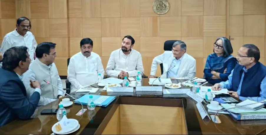 ‘ಕಬ್ಬು ಬೆಳೆಗಾರರ ಸಮಸ್ಯೆ’ | ಕೇಂದ್ರ ಅಧ್ಯಯನ ತಂಡದೊಂದಿಗೆ ಸಚಿವರಾದ ರುದ್ರಪ್ಪ ಲಮಾಣಿ, ಲಕ್ಷ್ಮಣ ಸವದಿ ಚರ್ಚೆ ‘ಕಬ್ಬು ಬೆಳೆಗಾರರ ಸಮಸ್ಯೆ’ | ಕೇಂದ್ರ ಅಧ್ಯಯನ ತಂಡದೊಂದಿಗೆ ಸಚಿವರಾದ ರುದ್ರಪ್ಪ ಲಮಾಣಿ, ಲಕ್ಷ್ಮಣ ಸವದಿ ಚರ್ಚೆ