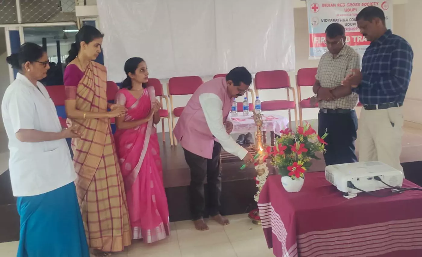 ಉಡುಪಿ: ವಿದ್ಯಾರತ್ನ ಕಾಲೇಜಿನಲ್ಲಿ ಪ್ರಥಮ ಚಿಕಿತ್ಸೆ ತರಬೇತಿ ಉಡುಪಿ: ವಿದ್ಯಾರತ್ನ ಕಾಲೇಜಿನಲ್ಲಿ ಪ್ರಥಮ ಚಿಕಿತ್ಸೆ ತರಬೇತಿ