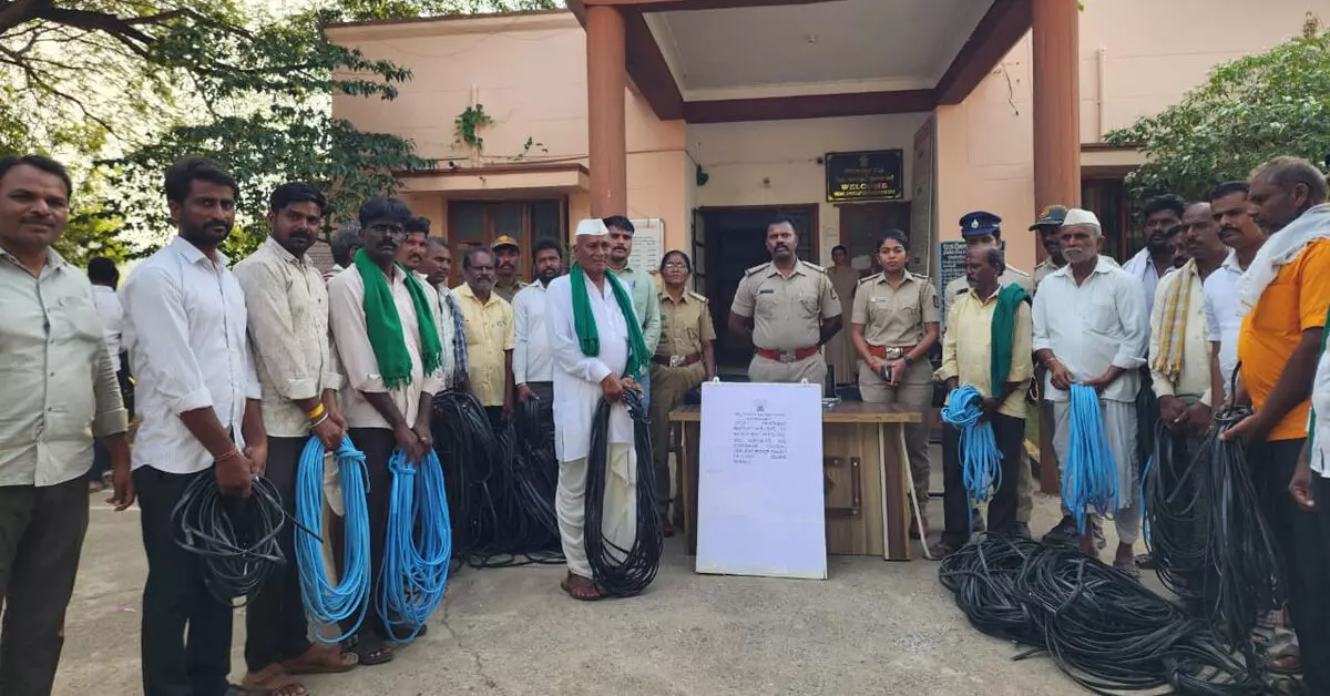 Kalaburagi | ಪಂಪ್ಸೆಟ್ ಕೇಬಲ್ ಕಳ್ಳತನ ಪ್ರಕರಣ : 36 ರೈತರಿಗೆ ಕೇಬಲ್ ಮರಳಿಸಿದ ಪೊಲೀಸರು Kalaburagi | ಪಂಪ್ಸೆಟ್ ಕೇಬಲ್ ಕಳ್ಳತನ ಪ್ರಕರಣ : 36 ರೈತರಿಗೆ ಕೇಬಲ್ ಮರಳಿಸಿದ ಪೊಲೀಸರು
